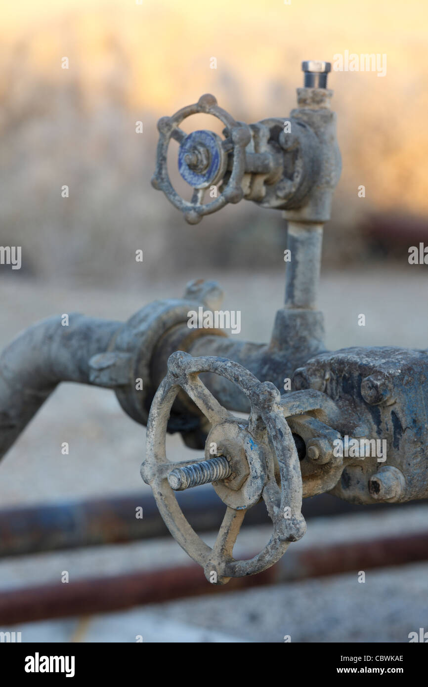 Close up vales su un pozzo di petrolio in testa su un pozzo di petrolio sull'olio Midway-Sunset campo nei pressi di Taft, California. Foto Stock