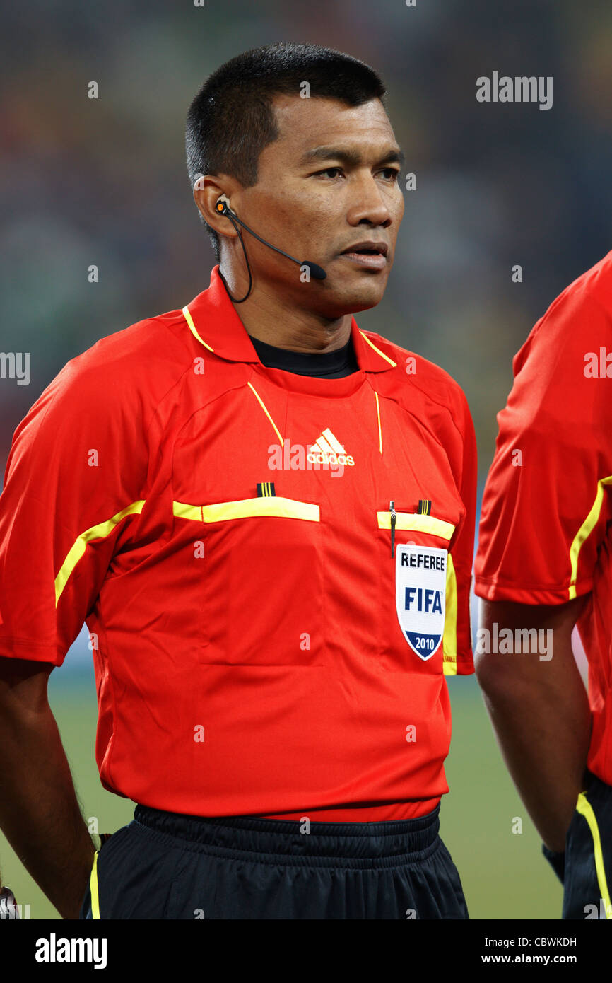 Assistente arbitro Subkhiddin Mohd Salleh (Malesia) supporti durante le presentazioni del team prima di un 2010 FIFA World Cup Match. Foto Stock