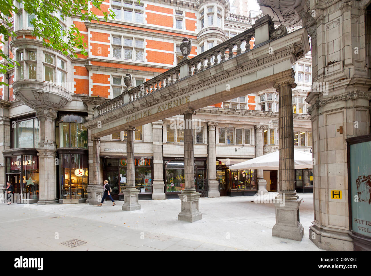 Due persone che camminano su il siciliano Avenue Plaza on Kingsway, Londra, Inghilterra. Foto Stock