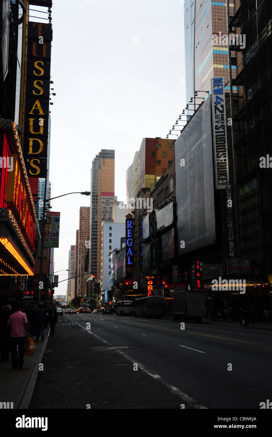 Cielo grigio canyon urbano, senza automobili, neon teatro tendone, Madame Tussauds, West 42nd Street, tra la 8 e la 7° Avenue, New York Foto Stock