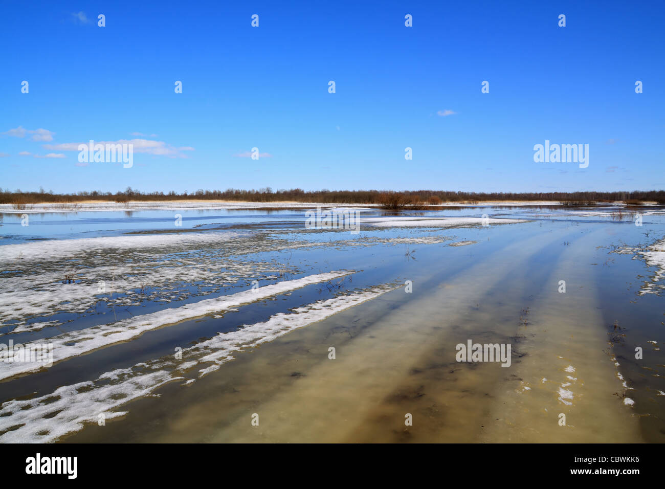 Inverno strada sotto acqua di sorgente Foto Stock