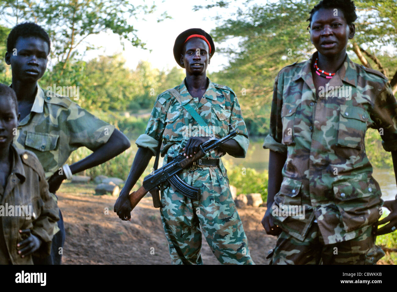 Soldati dell'Esercito di Liberazione popolare del Sudan in prima linea vicino a Yei durante la guerra civile nel Sudan meridionale, in Africa nel 1997 Foto Stock