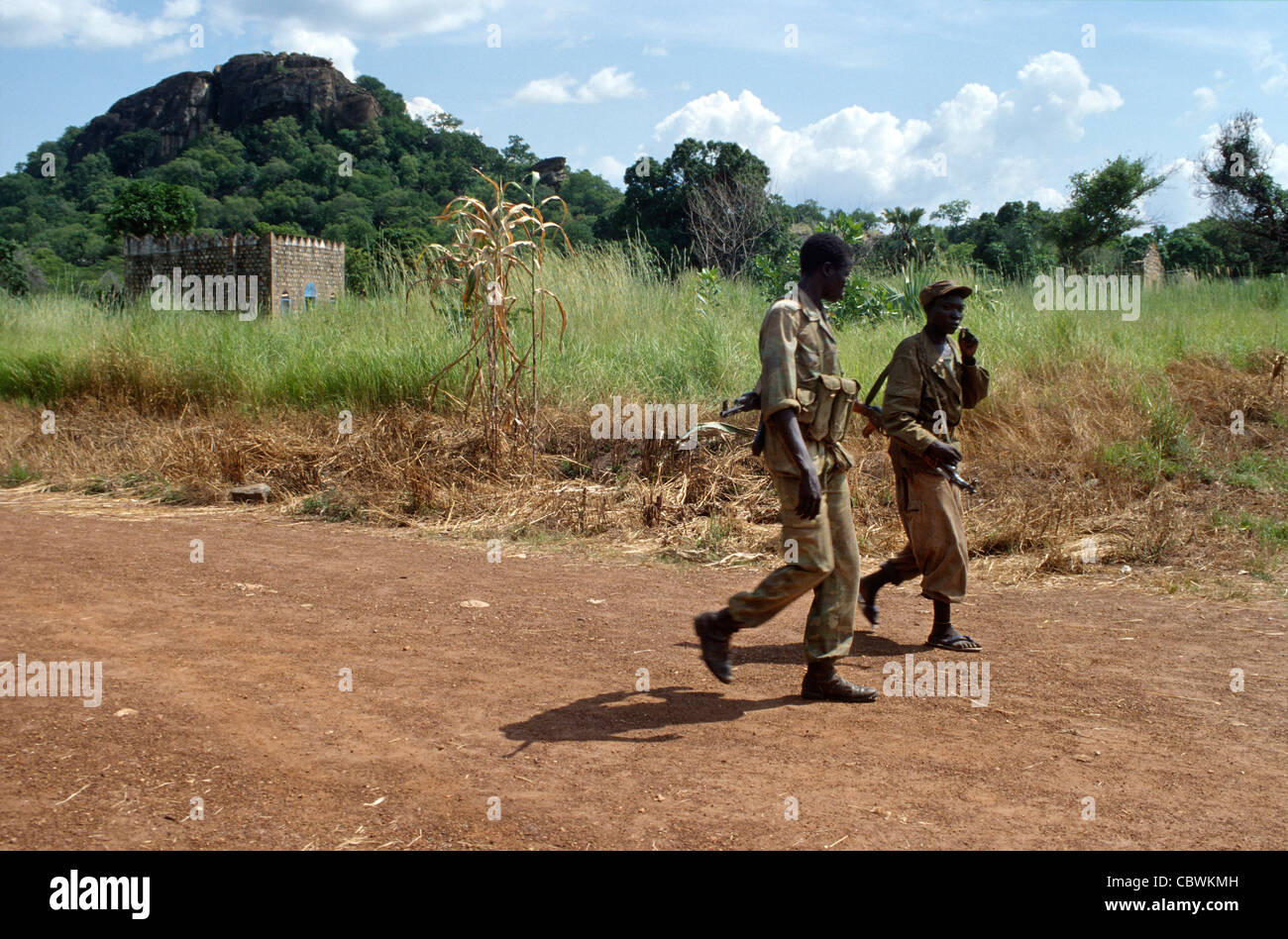 Sudan popoli Esercito di Liberazione soldati che pattugliano un'area remota nel Sudan meridionale durante la guerra civile del 1997 Foto Stock