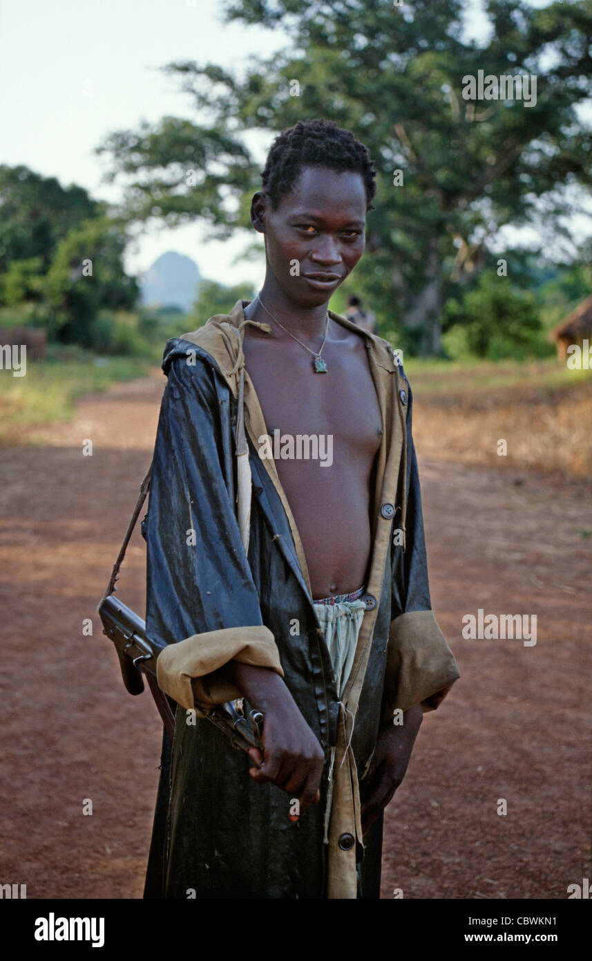 Ritratto di un adolescente Sudan Peoples Liberation Army soldato nel Sudan meridionale durante la guerra civile nel 1997 Foto Stock