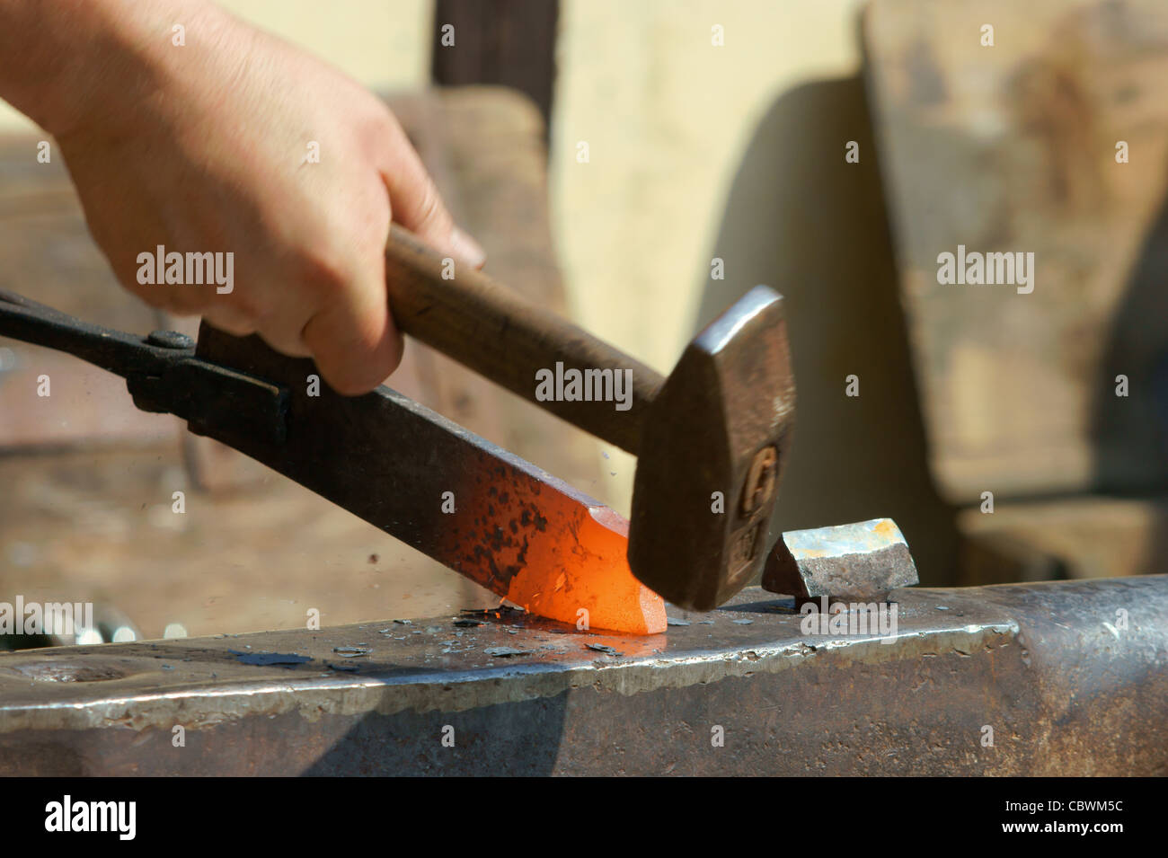 Il martellamento acciaio incandescente - di battere il ferro finché è caldo  Foto stock - Alamy