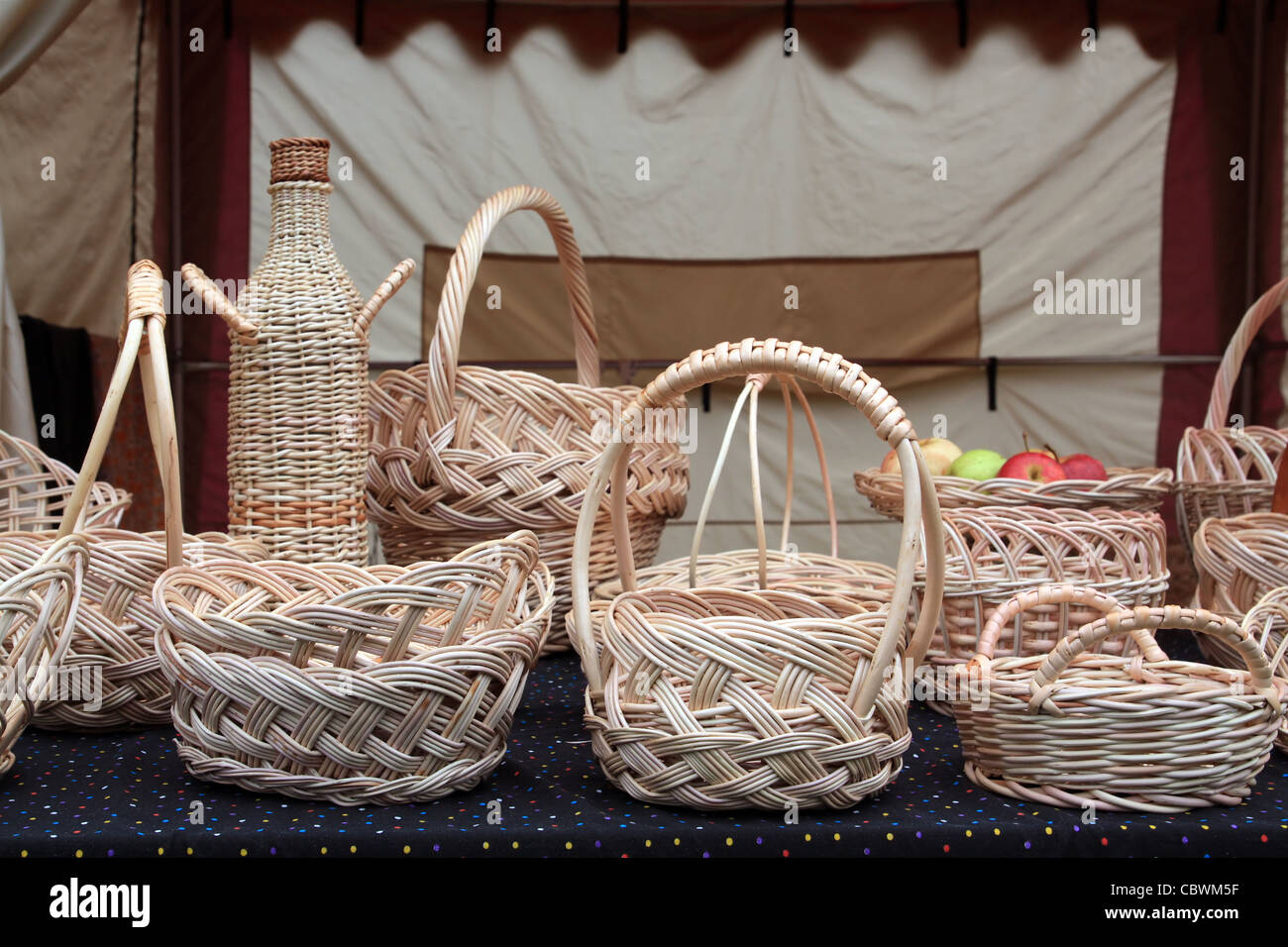 Cestelli sul mercato rurale Foto Stock