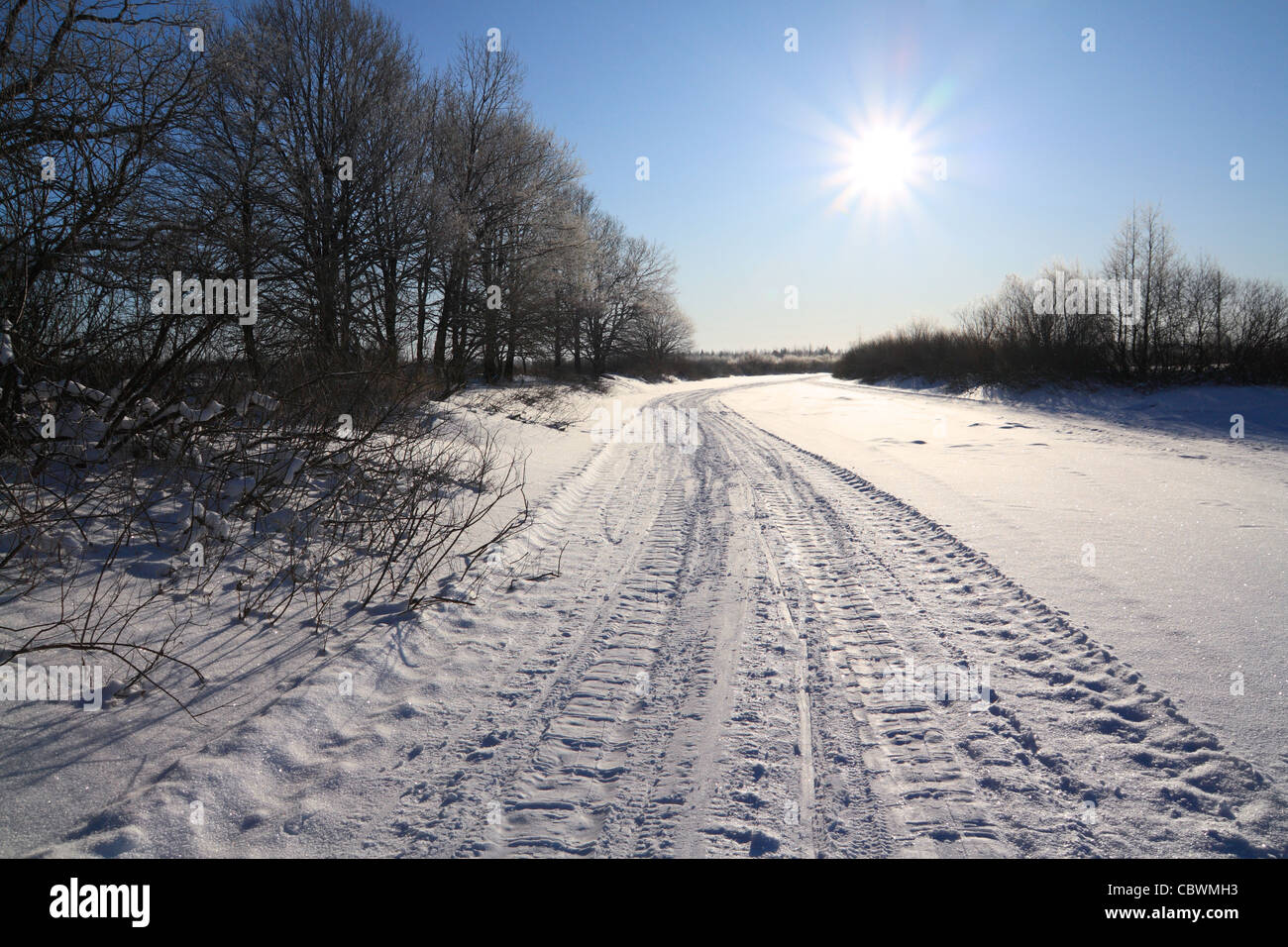 In inverno la strada attraverso il campo Foto Stock