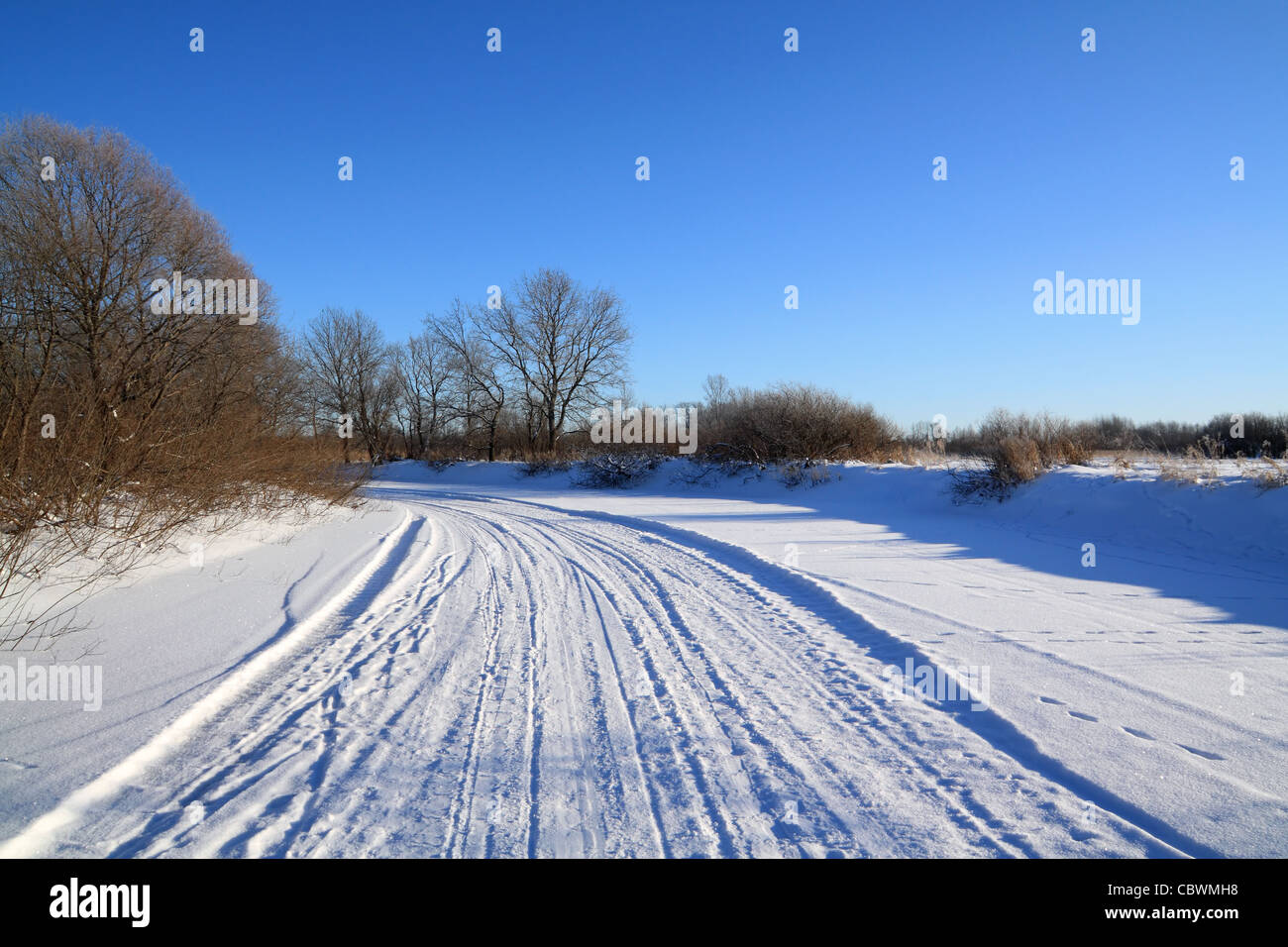 In inverno la strada attraverso il campo Foto Stock