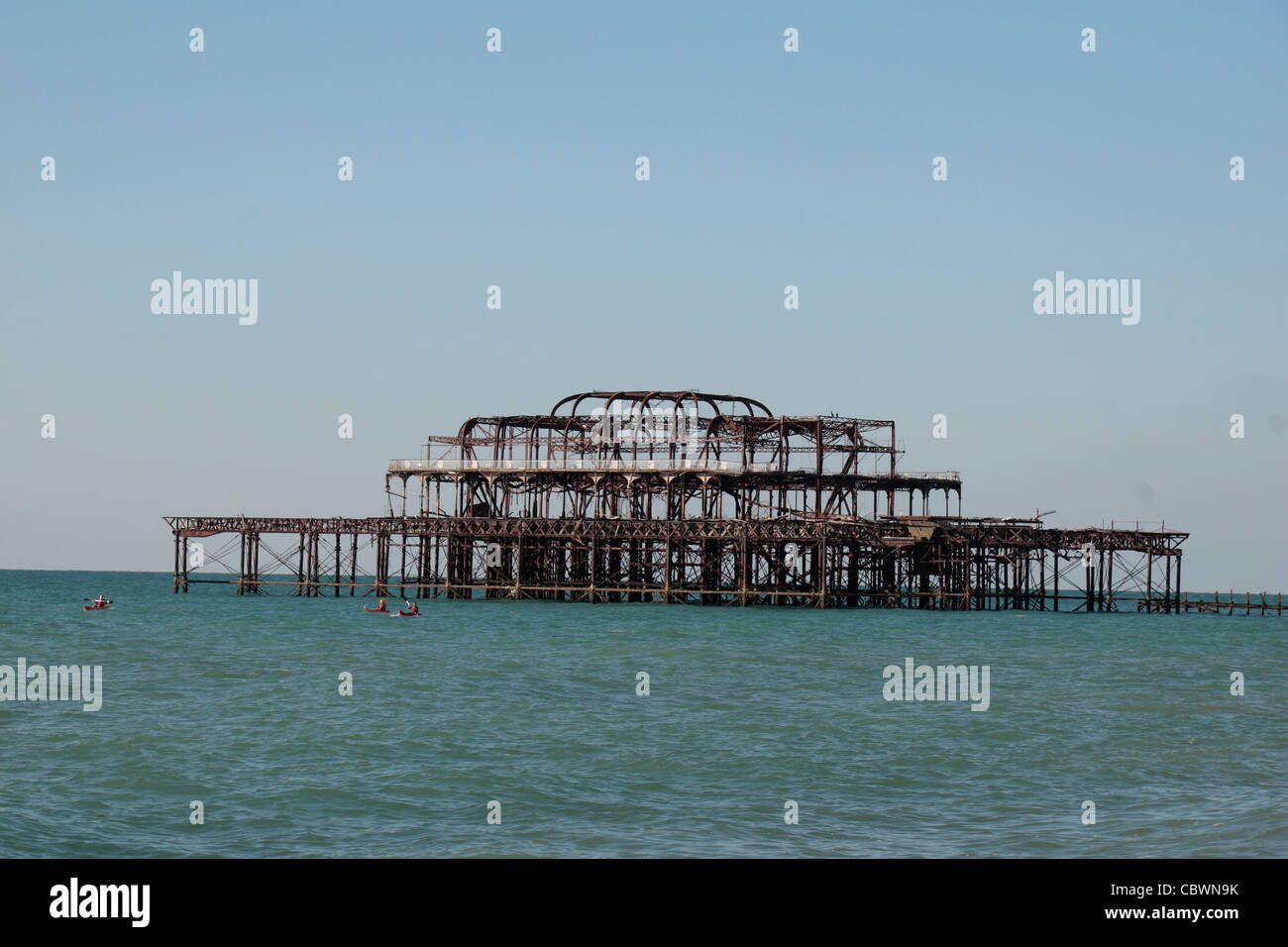 I resti del molo Ovest sul lungomare di Brighton, East Sussex, Regno Unito. Foto Stock