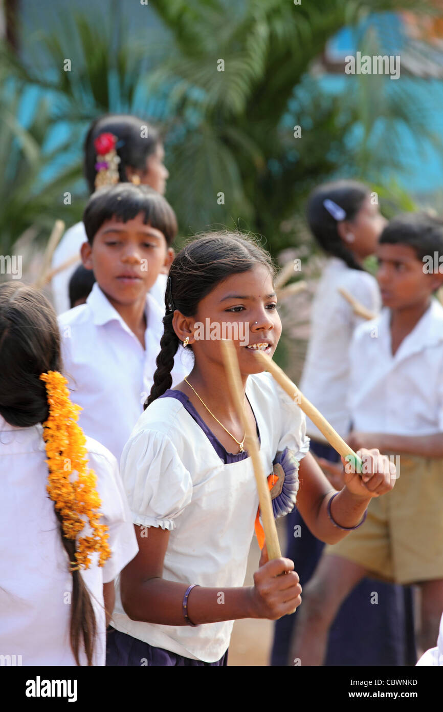 Bambini della scuola di ballo e canto Andhra Pradesh in India del Sud Foto Stock