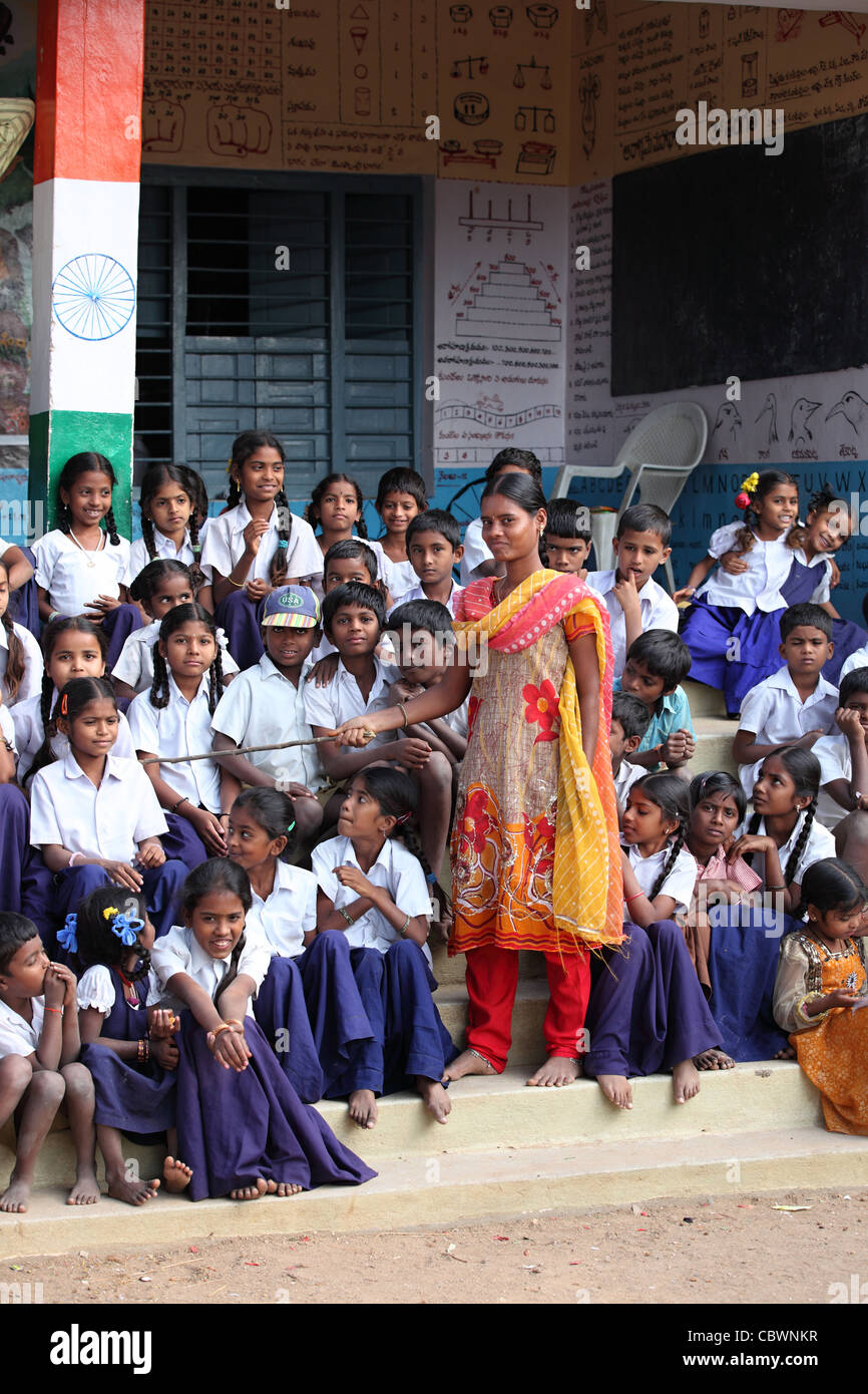 Helper di scuola con bambini Andhra Pradesh in India del Sud Foto Stock