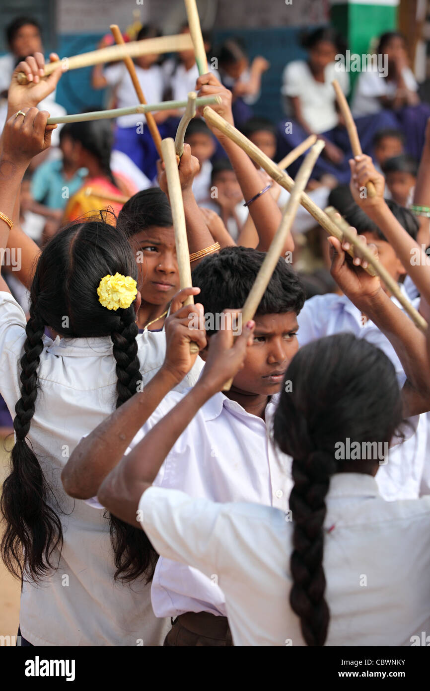 Bambini della scuola di ballo e canto Andhra Pradesh in India del Sud Foto Stock