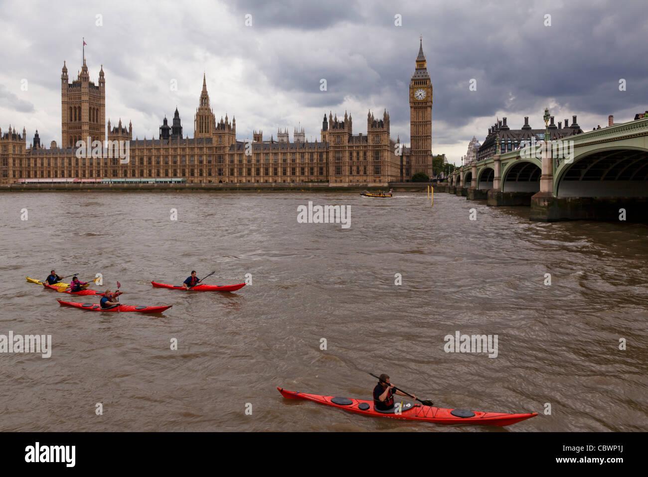 In canoa sul fiume Tamigi con il Big Ben e le case del Parlamento in background, Londra, Inghilterra, Regno Unito. Foto Stock
