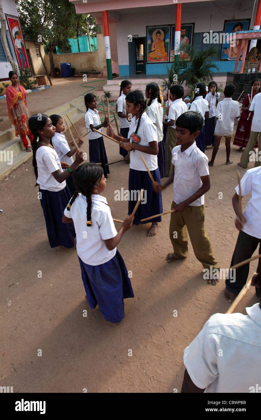 Bambini della scuola di ballo e canto Andhra Pradesh in India del Sud Foto Stock