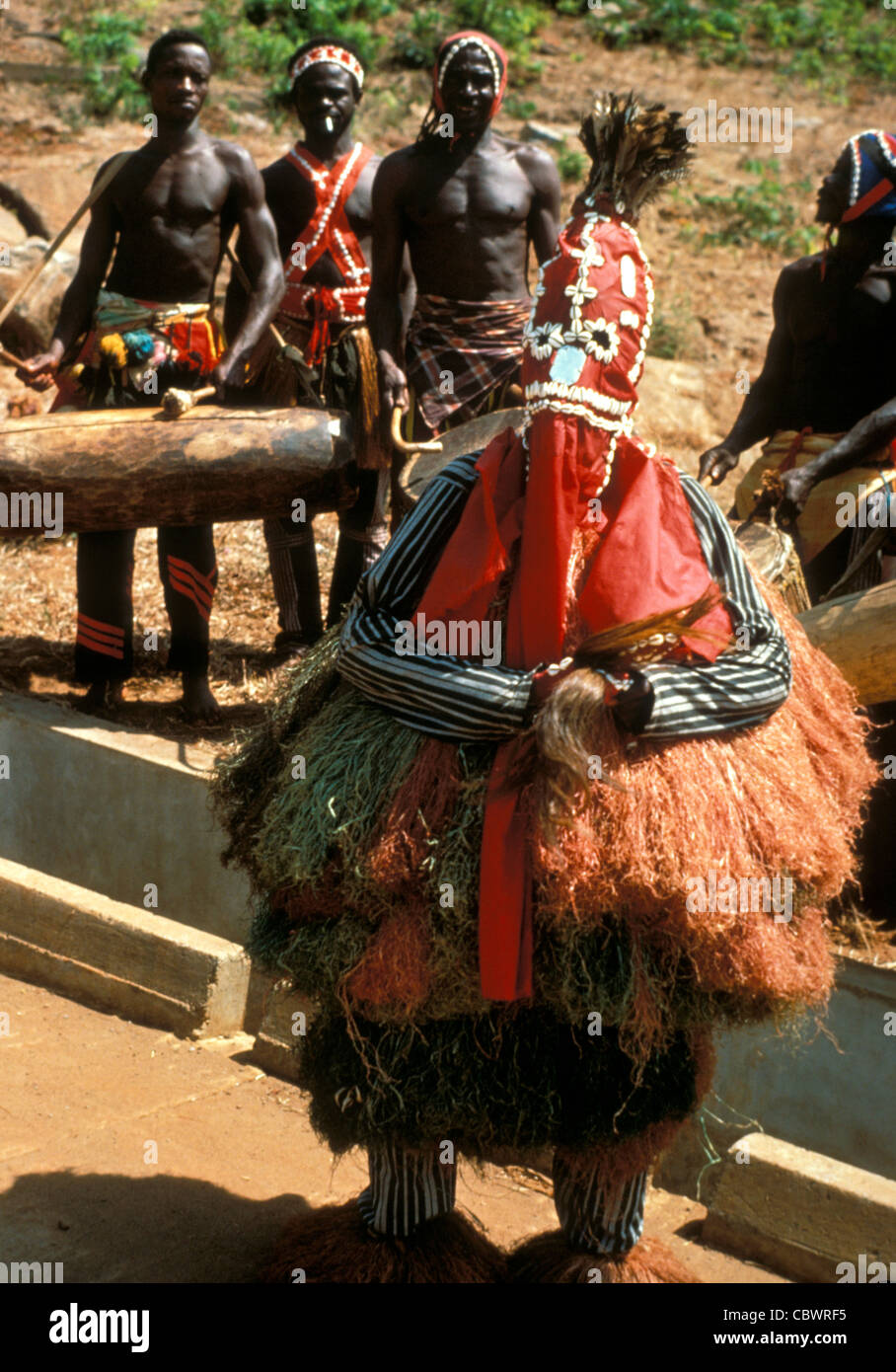 Un africano stregone o 'medicine man' ballare con i percussionisti Foto Stock