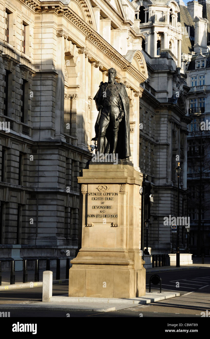 Statua di Spencer Compton, ottavo duca di Devonshire, Whitehall, London, England, Regno Unito Foto Stock