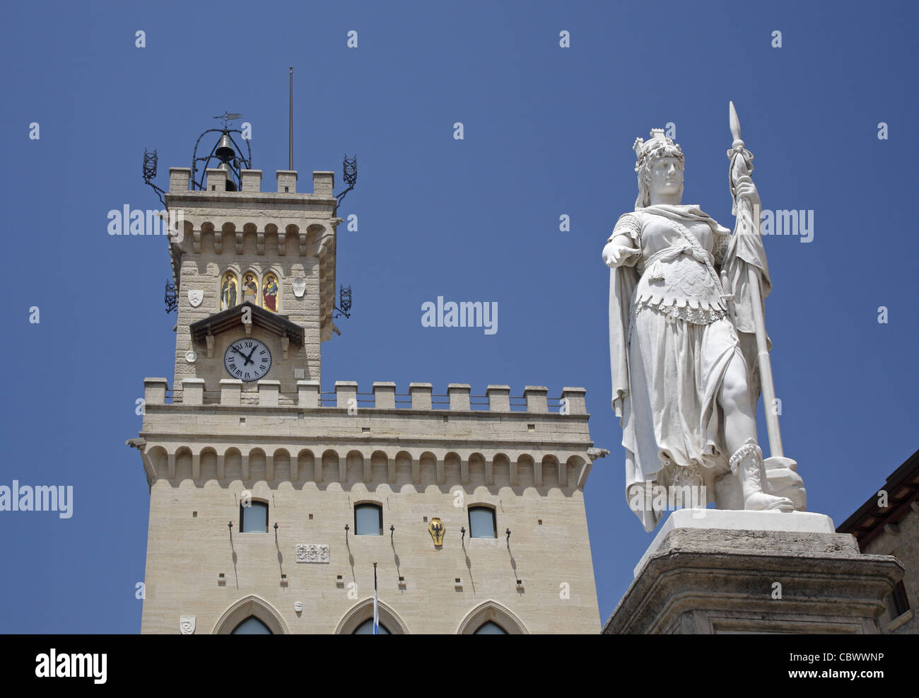 La Statua della Libertà e il Municipio (Palazzo Pubblico), Piazza della Libertà, San Marino Foto Stock