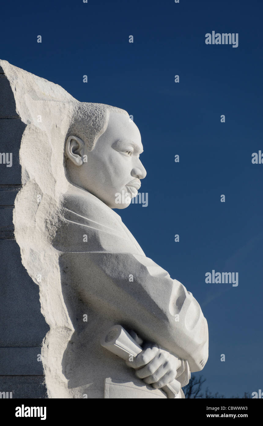 WASHINGTON DC, Stati Uniti d'America - Il "tono di speranza" della statua di scultura Lei Yixin. Situato nella zona ovest di Potomac parcheggio che costeggia il Bacino di marea (opposto al Jefferson Memorial), il MLK Memorial è stato aperto nel 2011. Foto Stock
