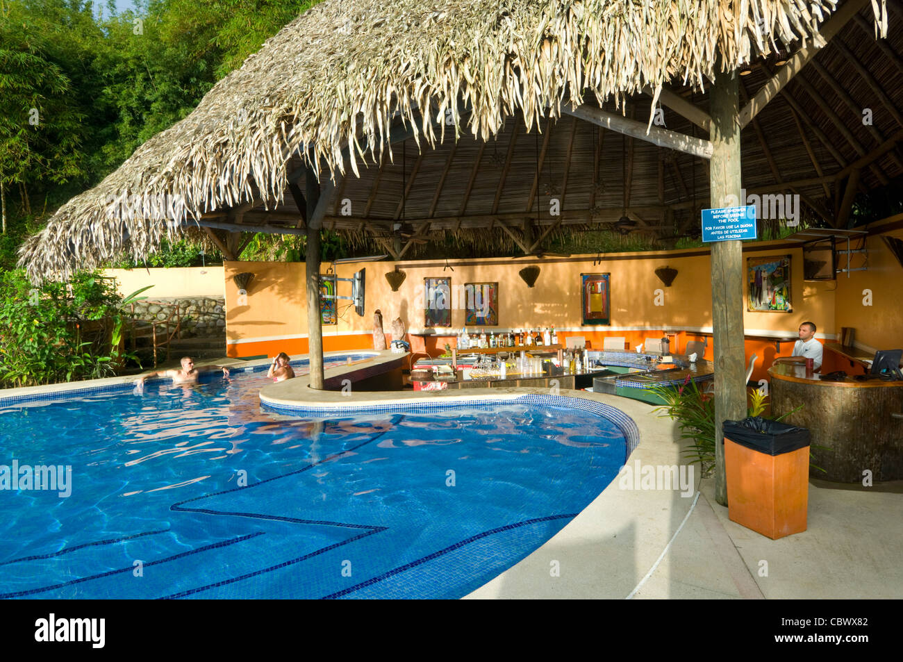Bar in piscina Hotel Si Como No vicino a Quepos Costa Rica Foto stock -  Alamy