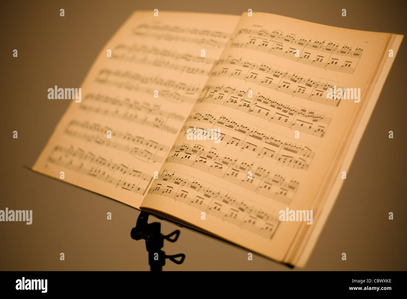 Music stand con note di pianoforte Foto Stock