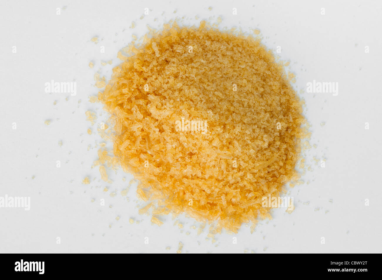 La cottura di cristalli di gelatina su sfondo bianco Foto Stock