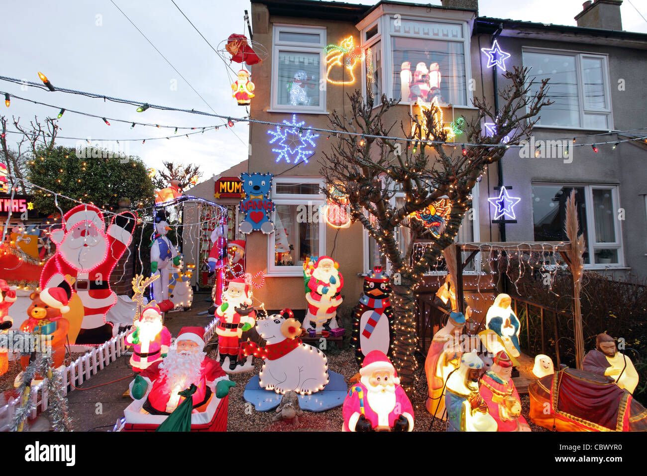 Il kitsch decorazioni di Natale in casa suburbana giardino,a Leiston, Suffolk, Regno Unito Foto Stock