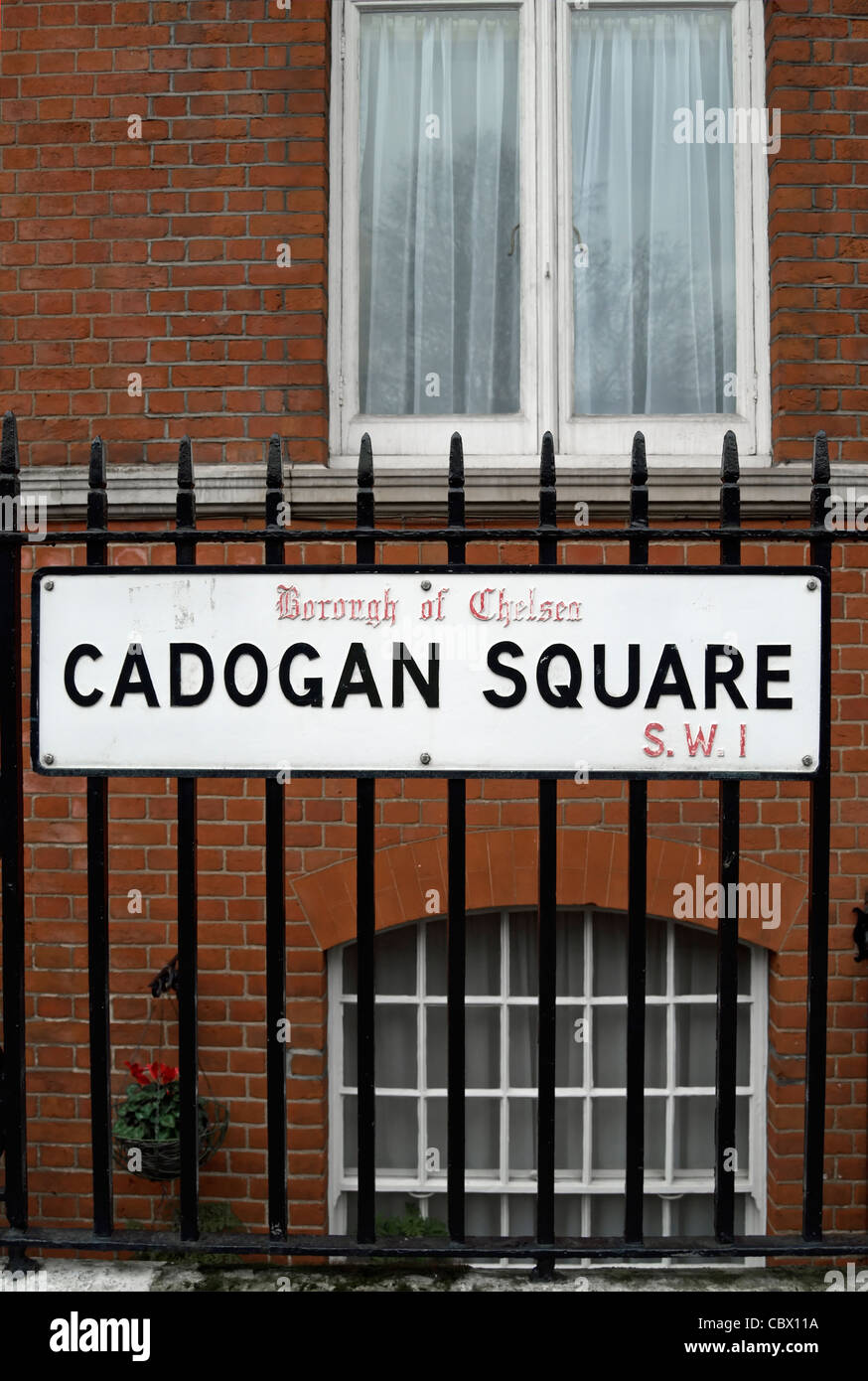 Il nome della strada segno per cadogan square, a Chelsea, Londra, ancora recanti il nome dell'ex London Borough of Chelsea Foto Stock