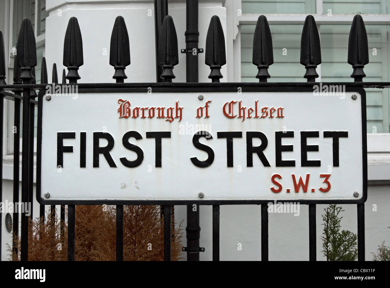 Il nome della strada segno per la prima strada, a Chelsea, Londra, ancora recanti il nome dell'ex London Borough of Chelsea Foto Stock