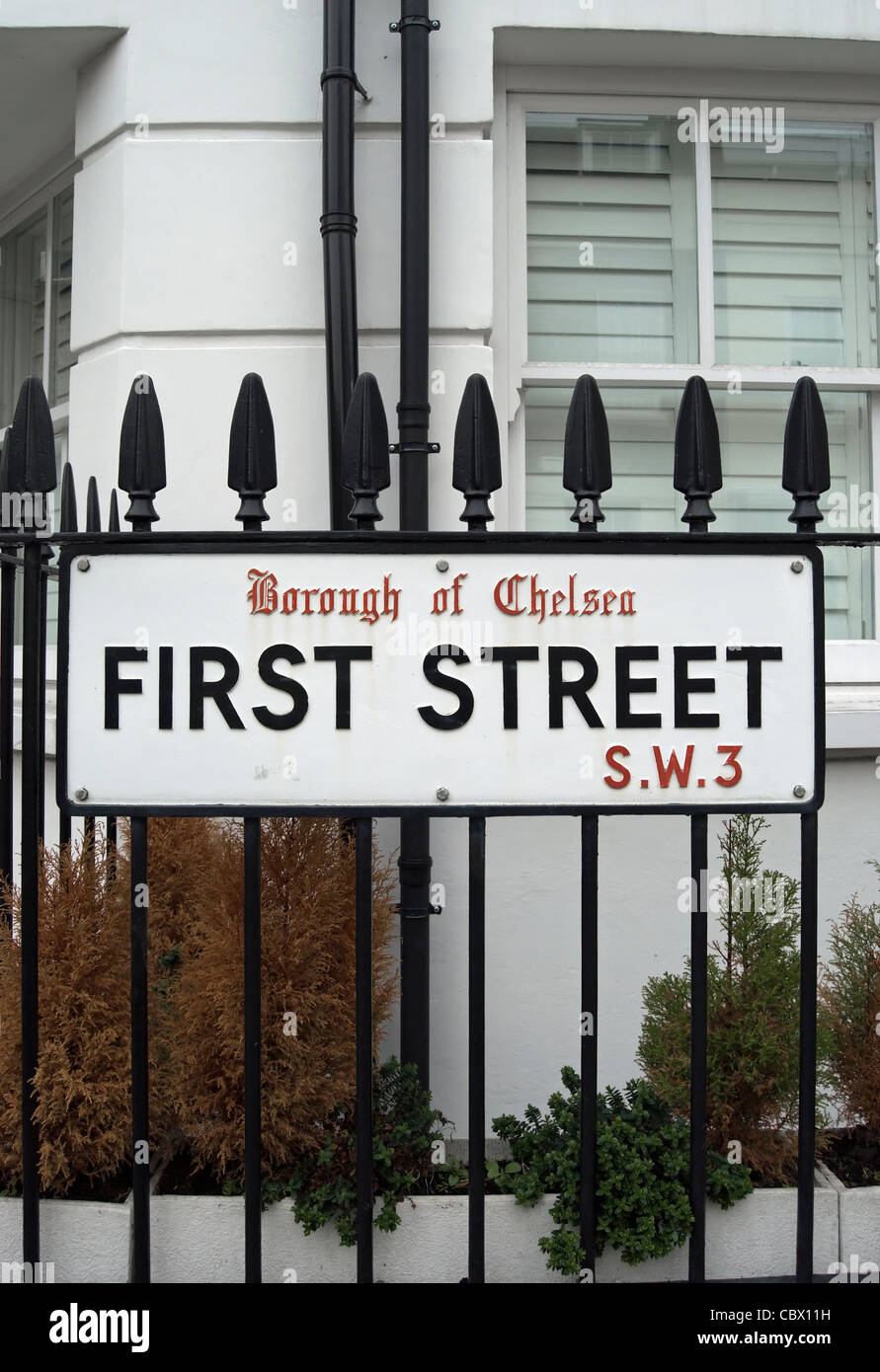 Il nome della strada segno per la prima strada, a Chelsea, Londra, ancora recanti il nome dell'ex London Borough of Chelsea Foto Stock