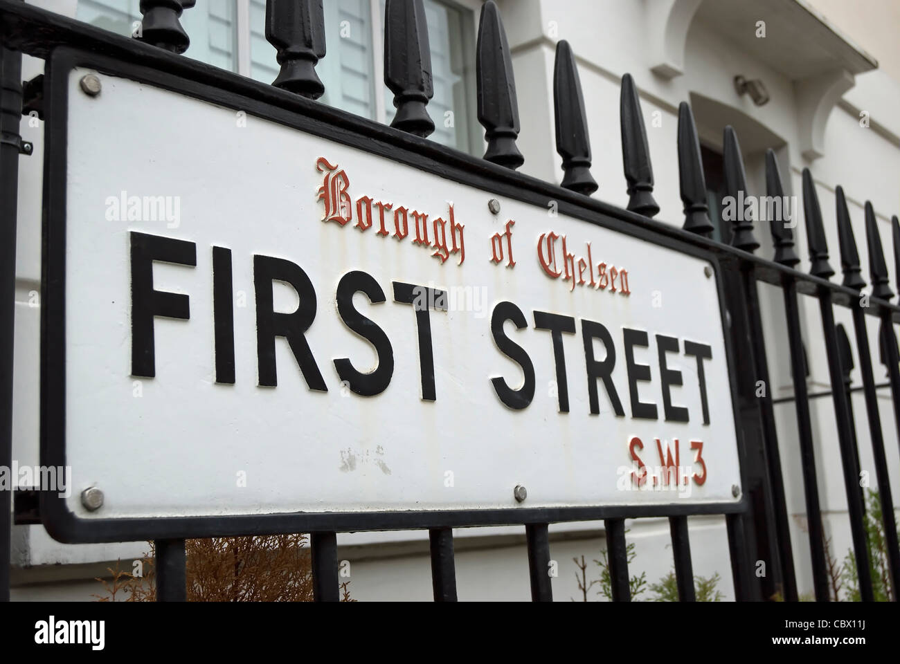 Il nome della strada segno per la prima strada, a Chelsea, Londra, ancora recanti il nome dell'ex London Borough of Chelsea Foto Stock