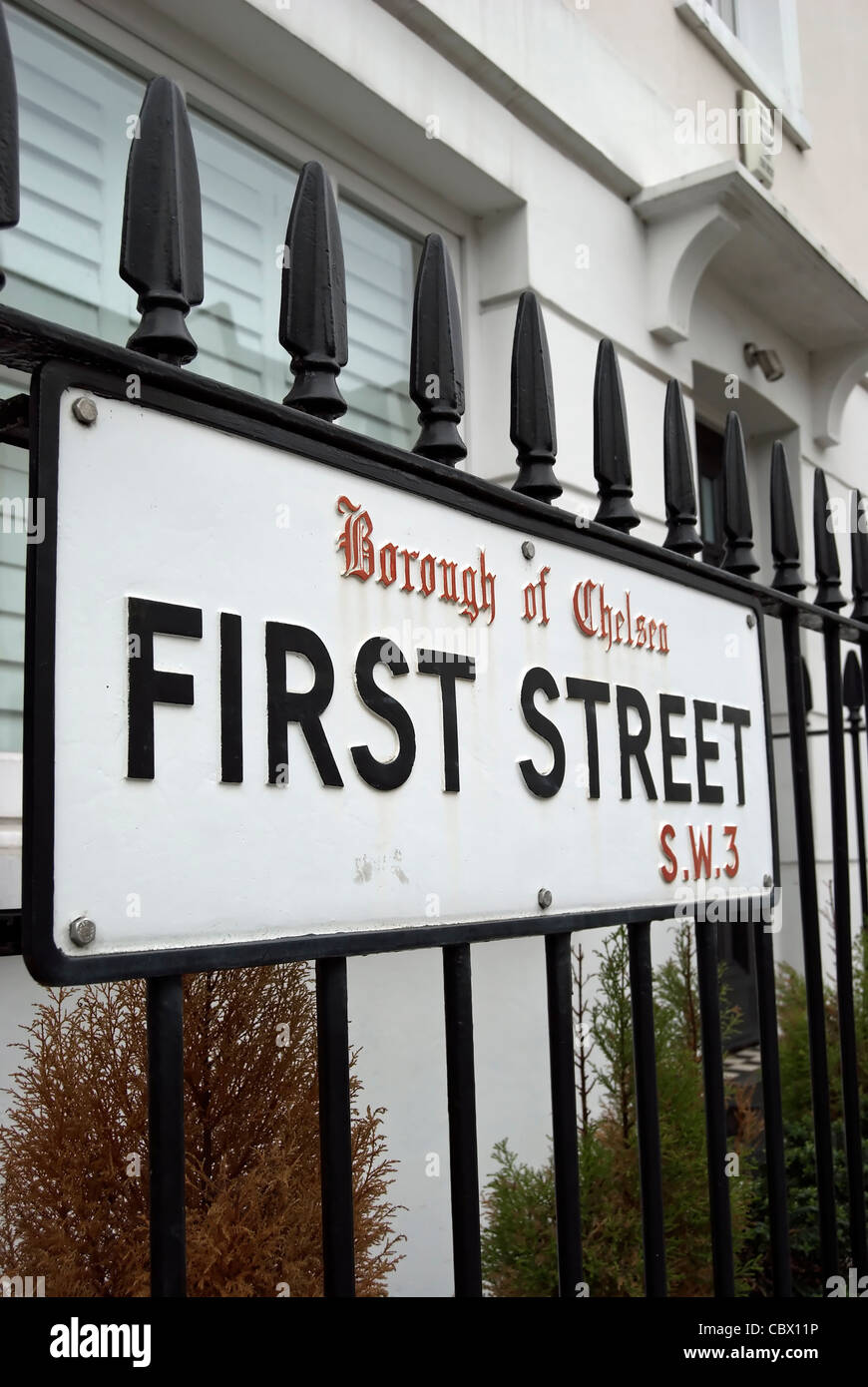 Il nome della strada segno per la prima strada, a Chelsea, Londra, ancora recanti il nome dell'ex London Borough of Chelsea Foto Stock