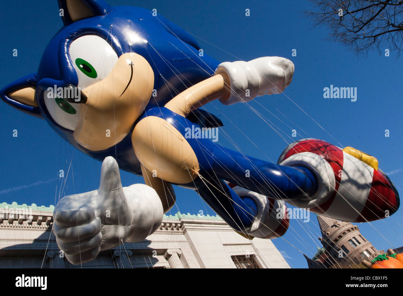 Sonic the Hedgehog palloncino gigante nel Macy's 2011 Giornata del  Ringraziamento Parade Foto stock - Alamy