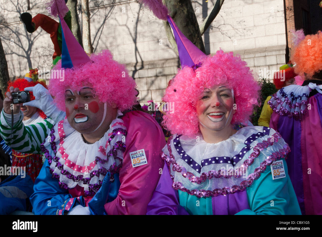 Due clown compleanno aspettano l'inizio di Macy's 2011 Giornata del Ringraziamento Parade Foto Stock