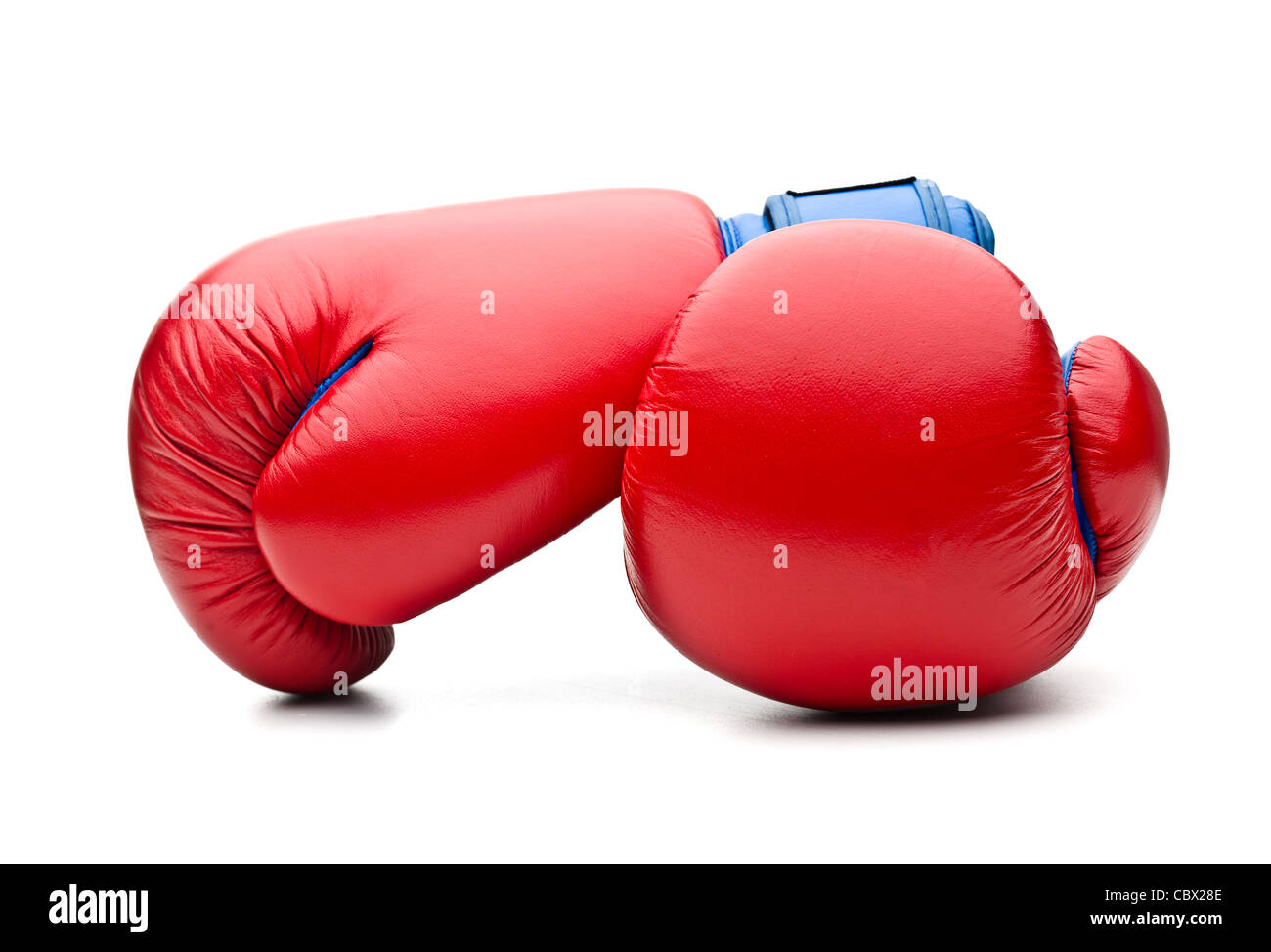 Red guantoni da pugilato su bianco Foto Stock