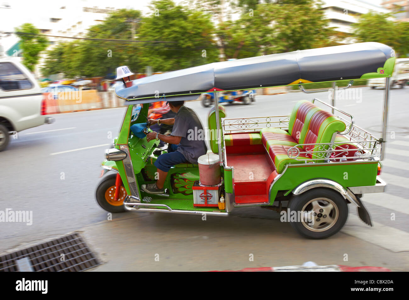 Thailandia - Bangkok - tuk-tuk - colore verde auto rickshaw in street - sfocatura del movimento Foto Stock