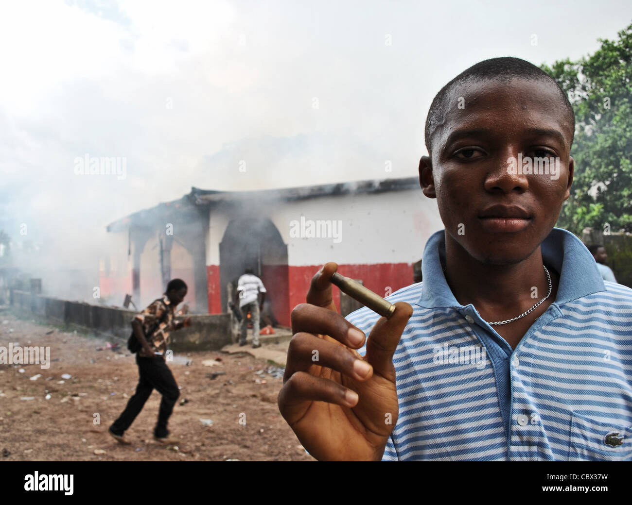 Proiettili sparati dalla polizia durante la violenza politica in Bo, davanti a 2012 elezioni in Sierra Leone (APC ufficio in background) Foto Stock