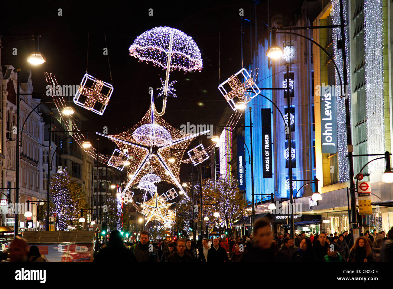 Luci e decorazioni natalizie in Oxford Street a Londra Foto Stock