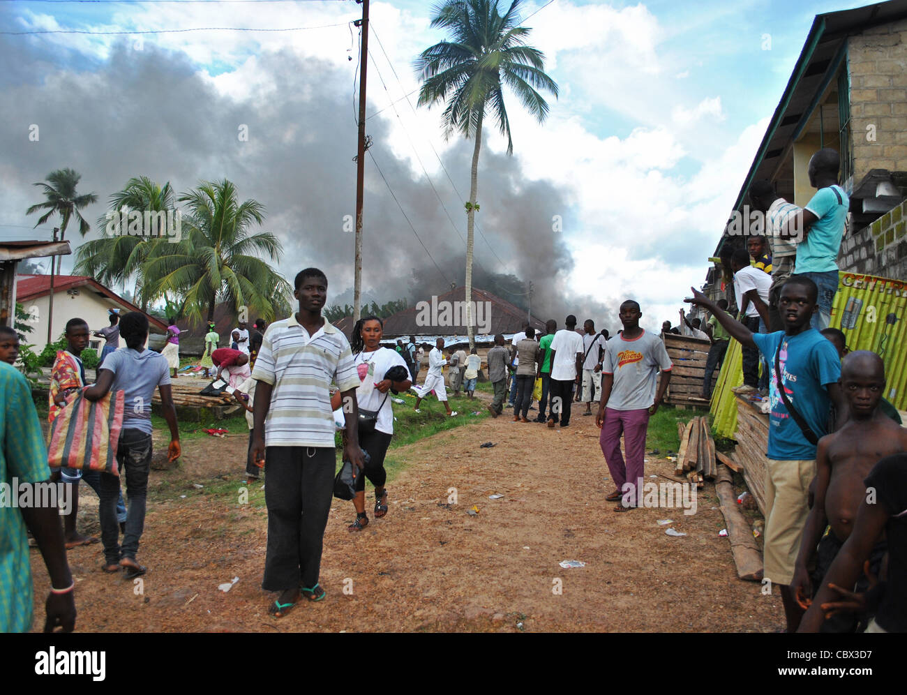 Edificio in fiamme durante la violenza politica in un rally in Bo davanti a 2012 elezioni in Sierra Leone Foto Stock