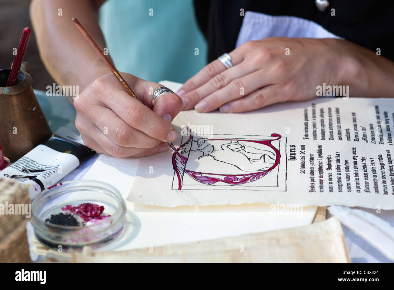Donna artista Ripristino di libri antichi Foto Stock