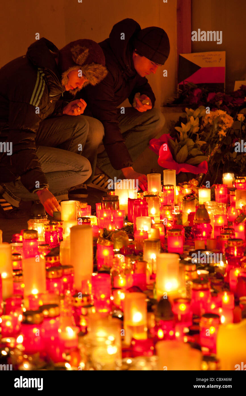 Persone in lutto accendendo candele in un omaggio di Václav Havel alla Rivoluzione di Velluto memorial. Foto Stock