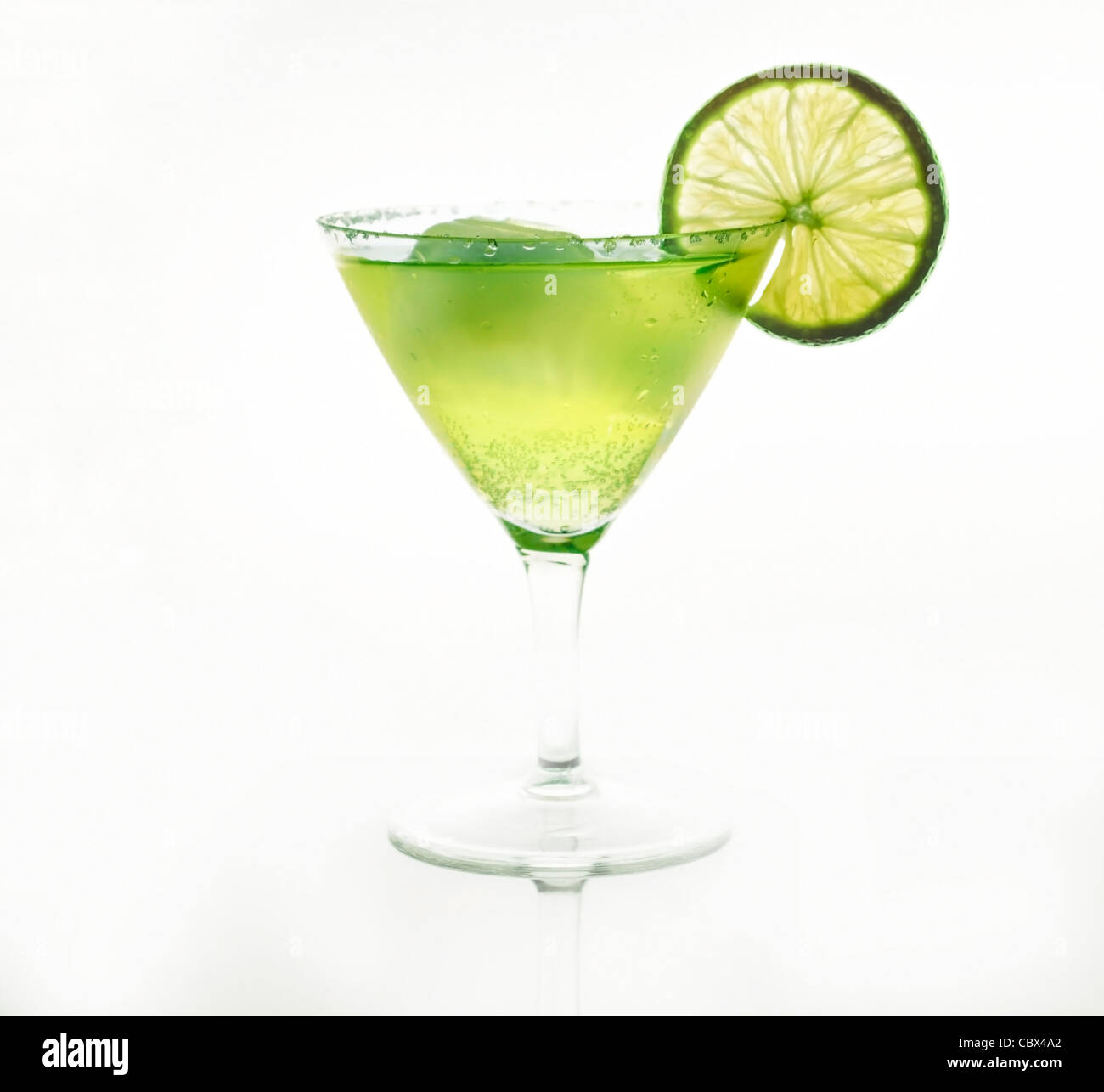 Cocktail a freddo con limone e ghiaccio Foto Stock