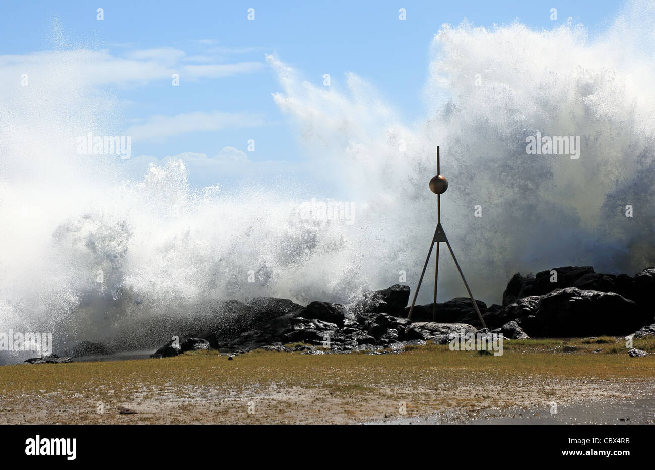Condizioni meteorologiche estreme passando il ciclone provoca enorme rigonfia lungo l'Australia orientale costiera soffocamento navigazione punto trig Foto Stock