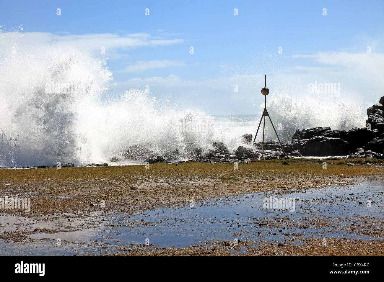 Condizioni meteorologiche estreme passando il ciclone provoca enorme rigonfia lungo l'Australia orientale costiera soffocamento navigazione punto trig Foto Stock
