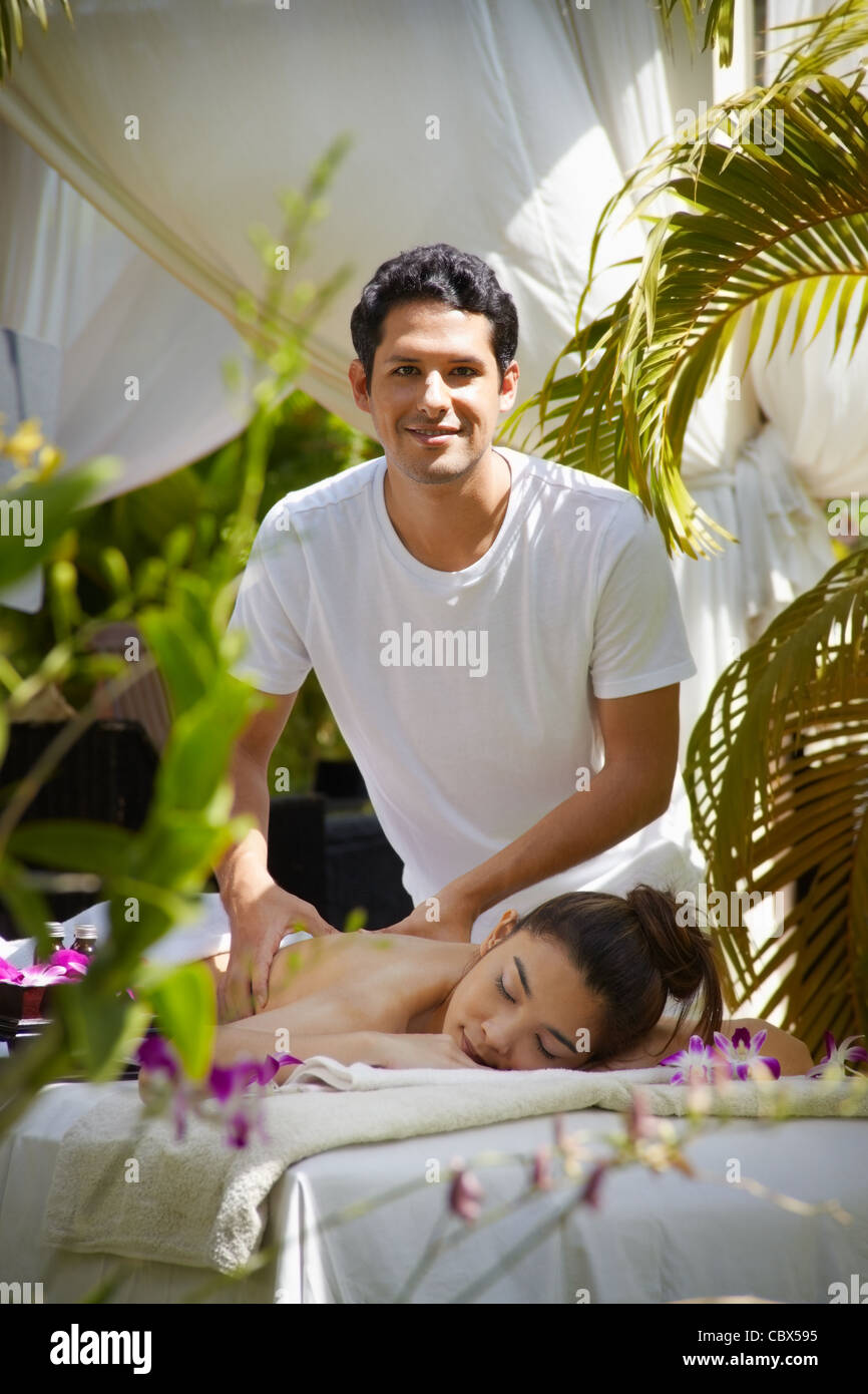 Giovane bella donna asiatica ottiene massaggi e trattamenti di bellezza nel resort di lusso Foto Stock