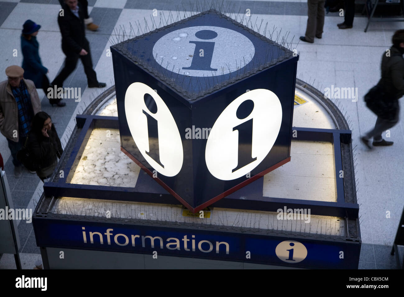 Informazioni registrazione su occupato concourse, Liverpool Street Stazione ferroviaria di Londra, Inghilterra Foto Stock