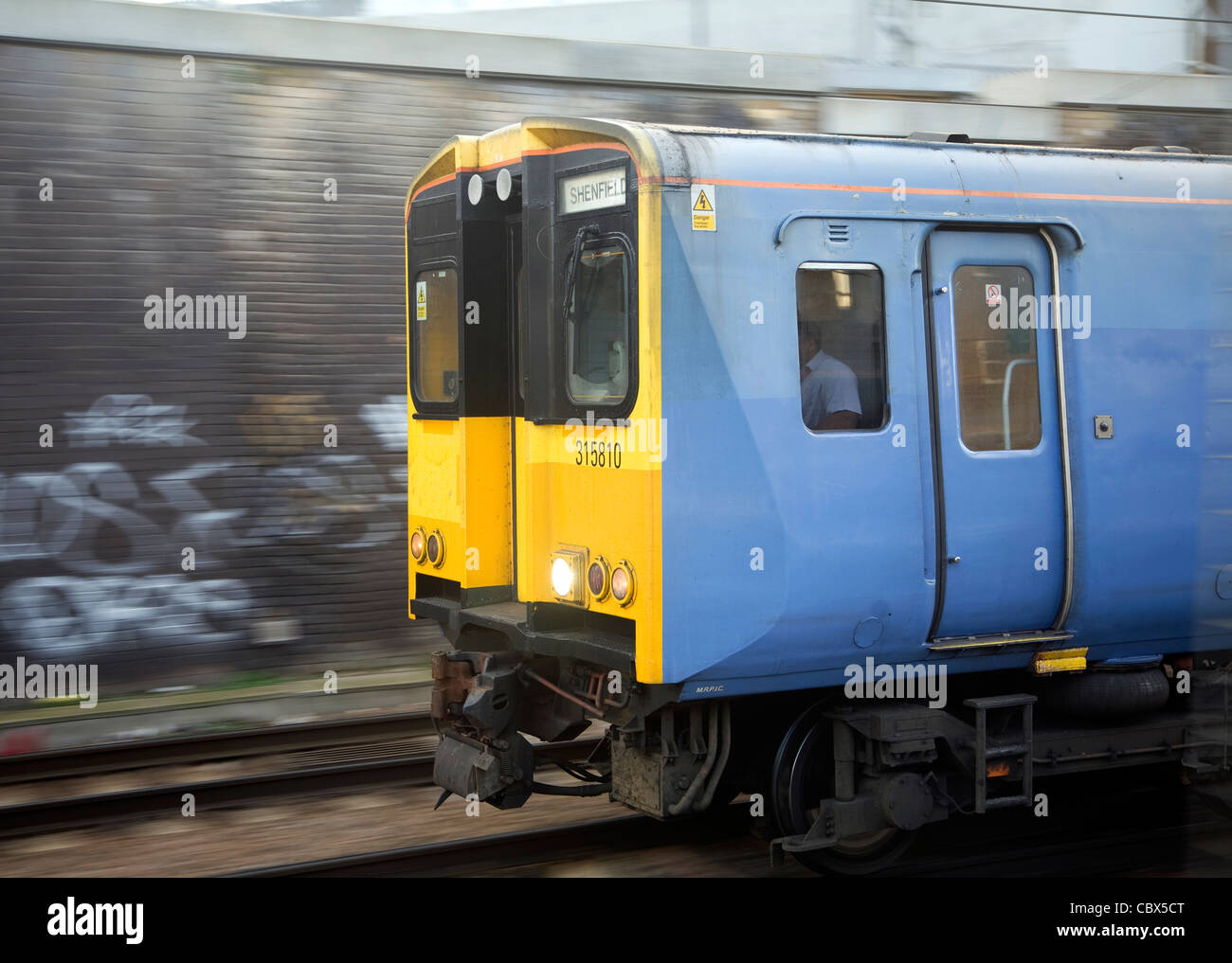 Treno locale per Shenfield lasciando Liverpool Street Stazione ferroviaria di Londra, Inghilterra Foto Stock