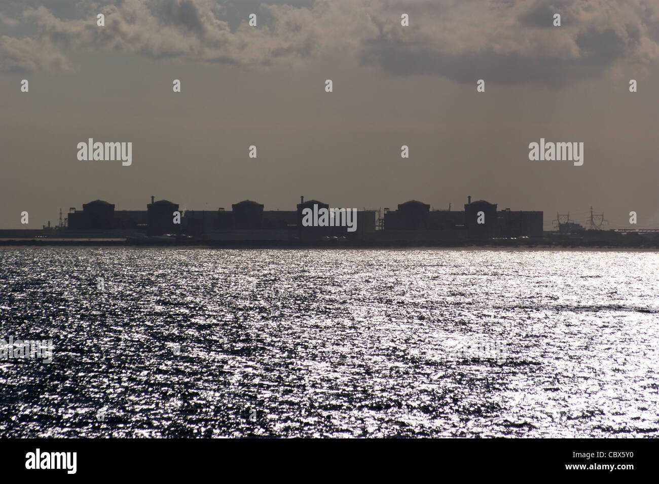Gravelines centrale nucleare visto in silhouette dal Canale della Manica, Dunkerque, Dunkerque, Francia Foto Stock