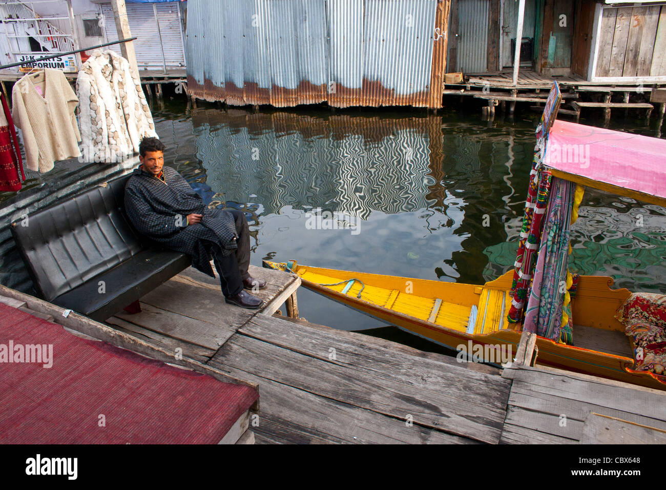 Un negoziante in dal lago il mercato galleggiante Foto Stock