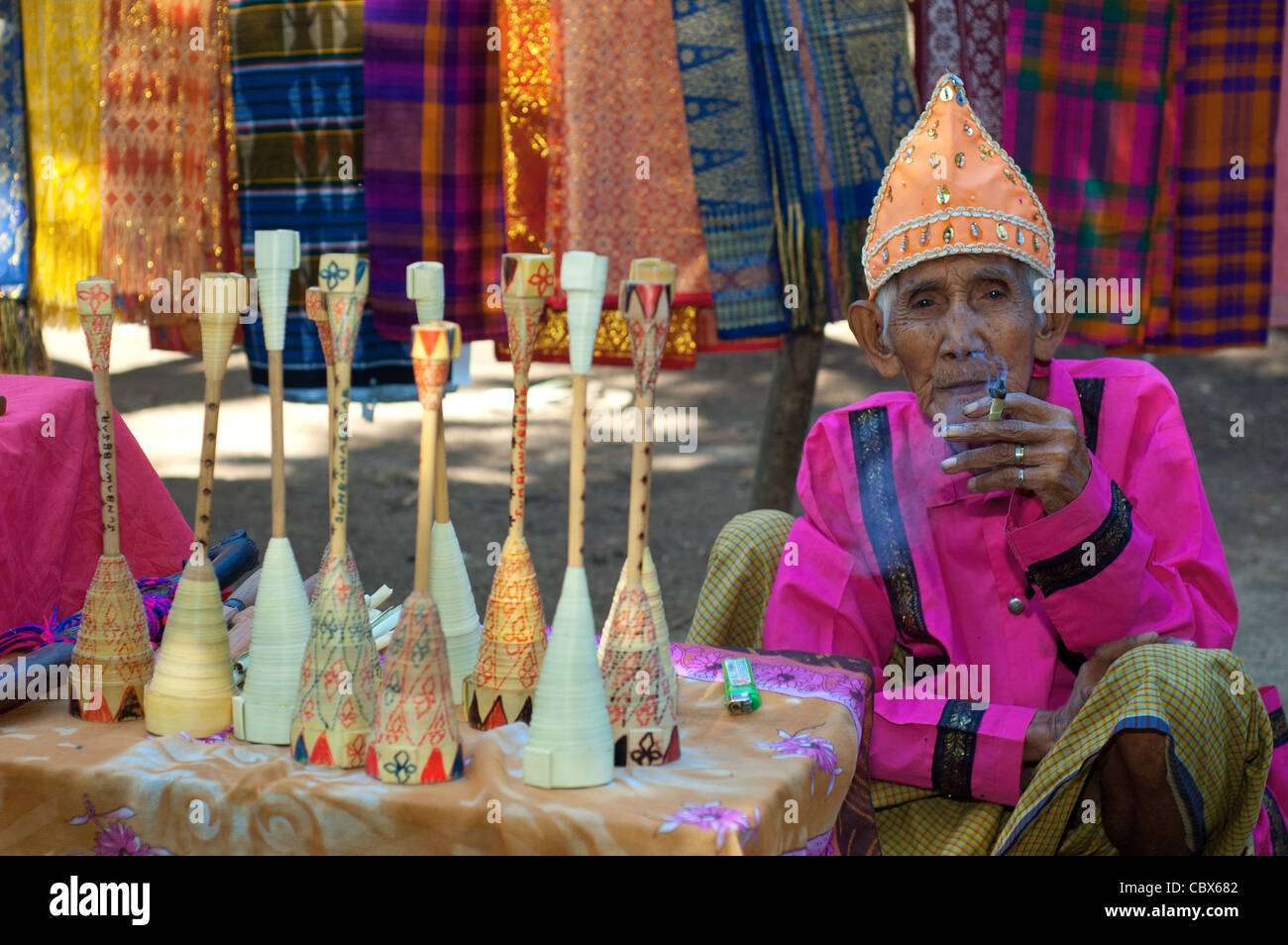 Il vecchio uomo con Serunai Foto Stock