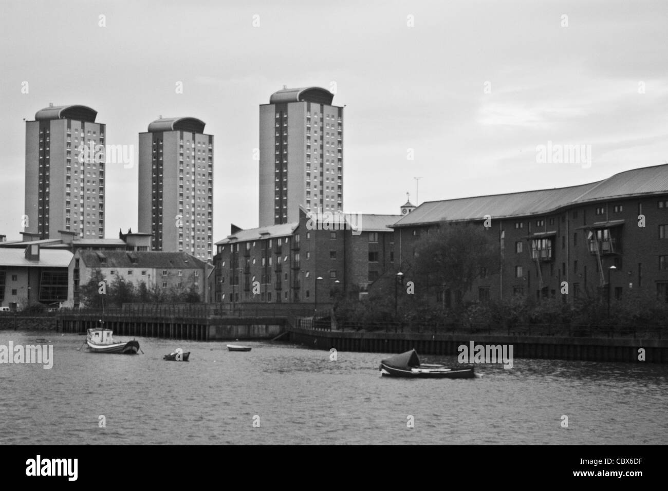 Alloggi universitari lungo il lato del fiume usura, Sunderland Foto Stock